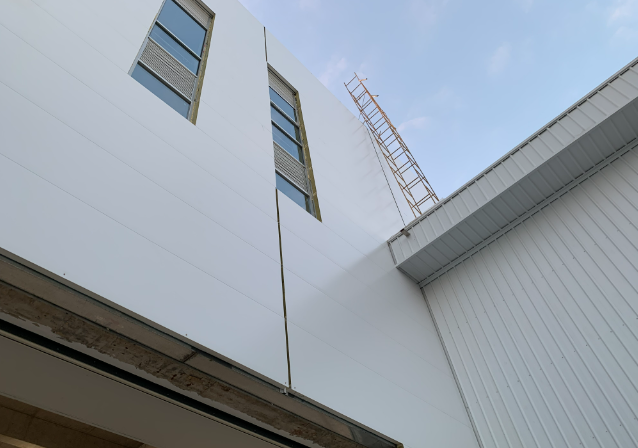 金属岩棉夹芯板:横铺与竖铺的利弊分析 金属岩棉夹芯板:横铺与竖铺的利弊分析